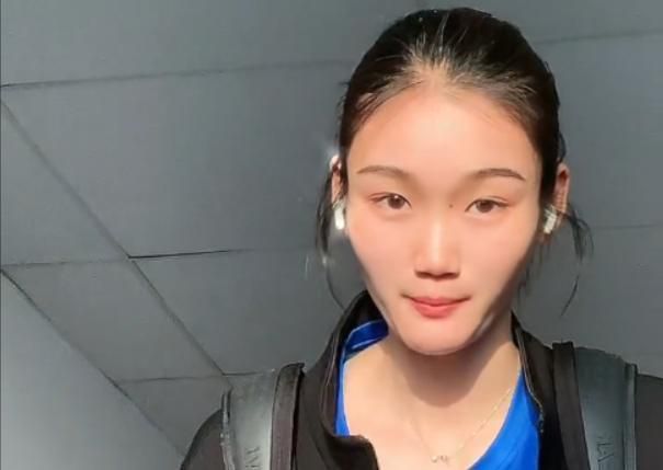 叶辰微微点头，问何宏盛：那两个人，情况如何？何宏盛忙道：好几个人目不转睛的盯着，上厕所都有几个人围观，绝不会出任何问题。